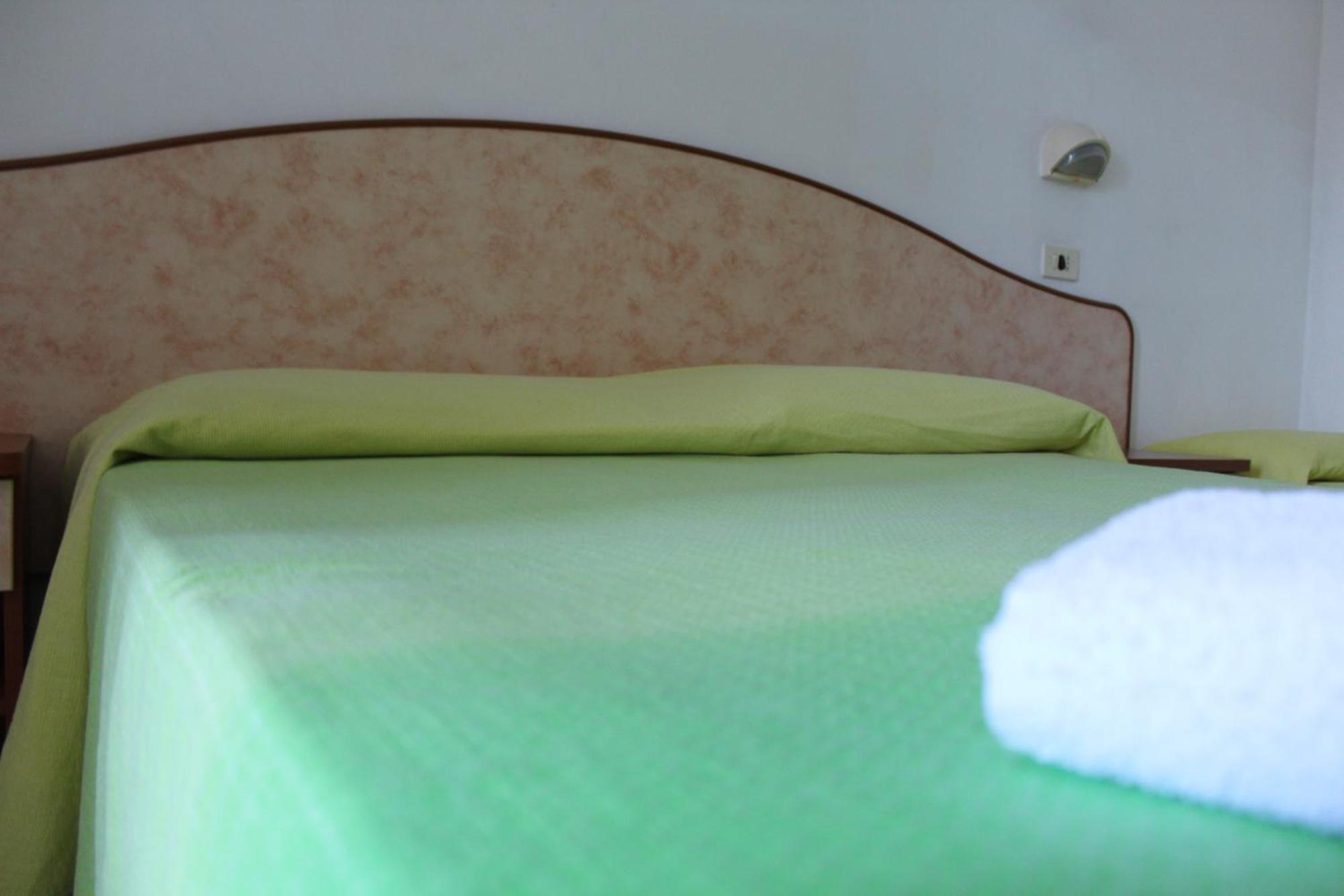 Hotel Holiday Sunshine Summer Misano Adriatico Quarto foto