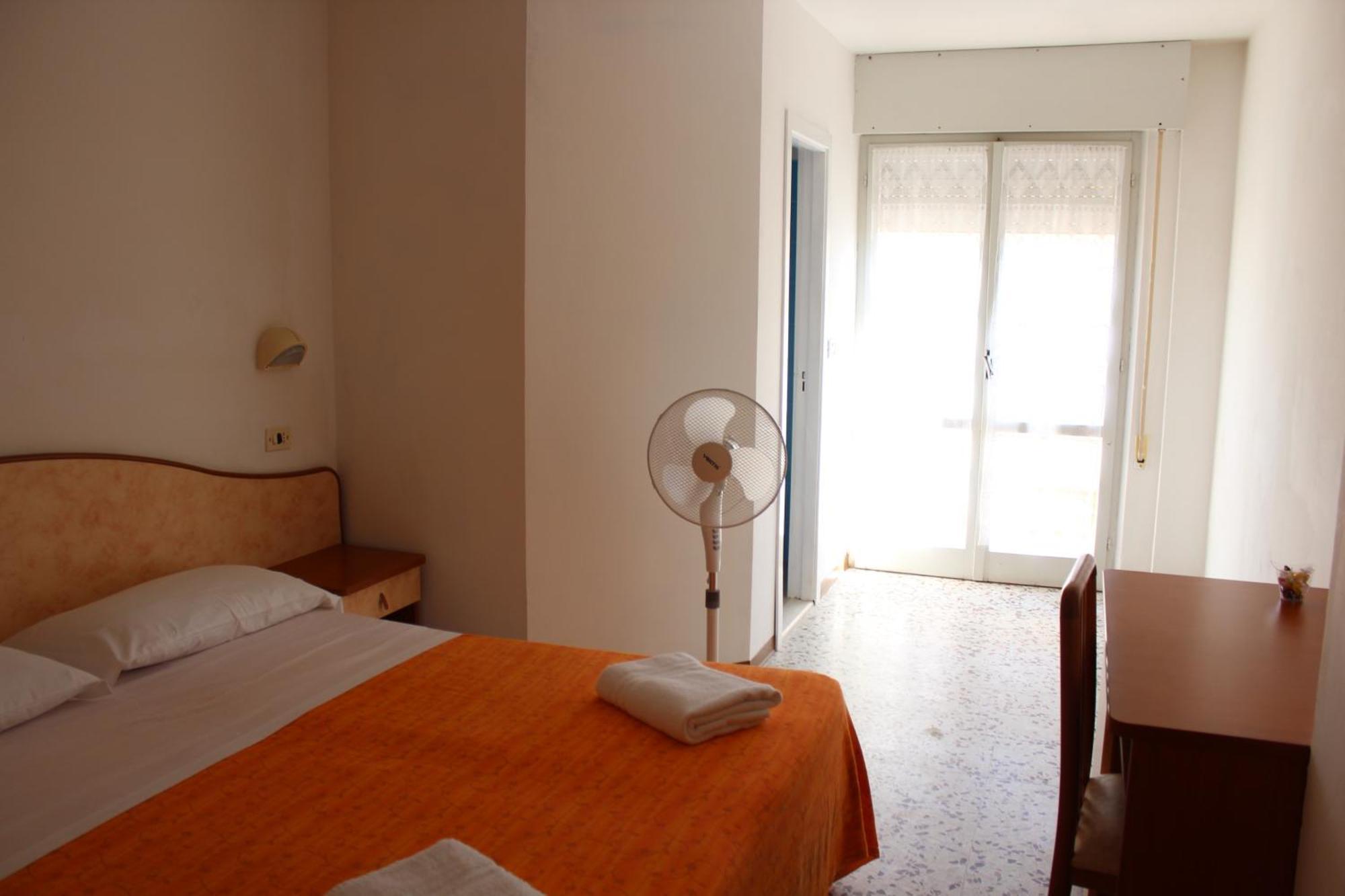 Hotel Holiday Sunshine Summer Misano Adriatico Quarto foto
